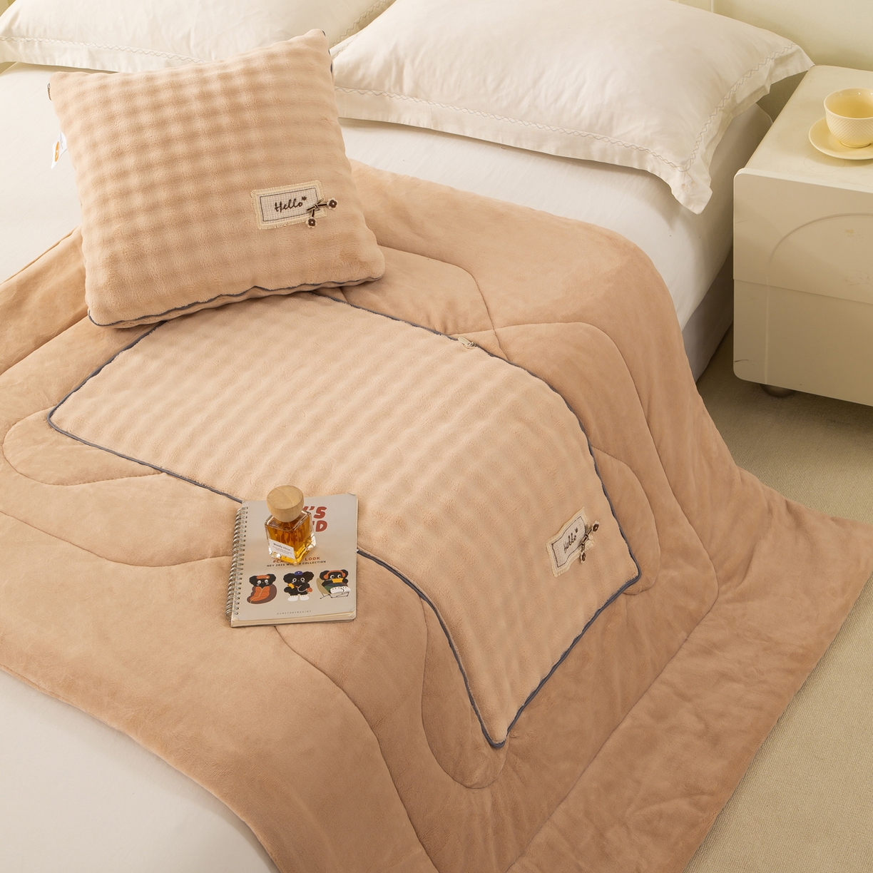 91家纺网 家纺一手货源 找家纺 多今家纺 2025新款牛奶绒贴布抱枕被子-遇见系列 遇见-象牙黄