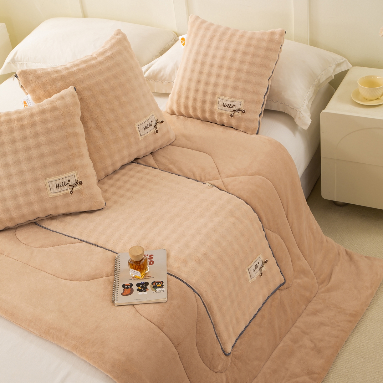 91家纺网 家纺一手货源 找家纺 多今家纺 2025新款牛奶绒贴布抱枕被子-遇见系列 遇见-象牙黄