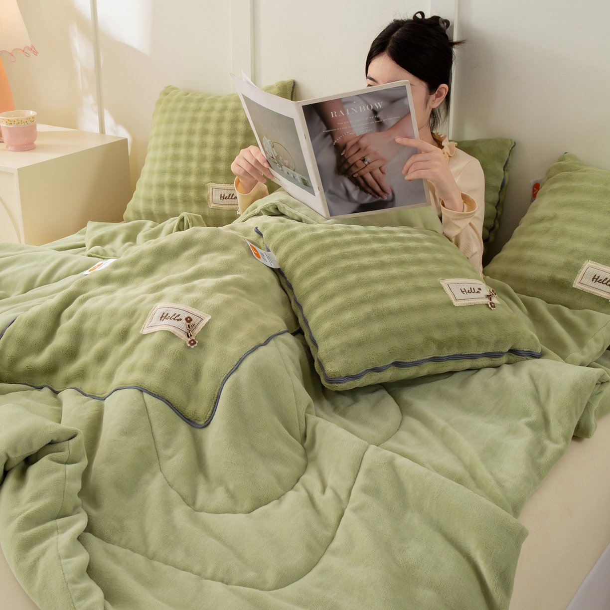 91家纺网 家纺一手货源 找家纺 多今家纺 2025新款牛奶绒贴布抱枕被子-遇见系列 遇见-青麦绿