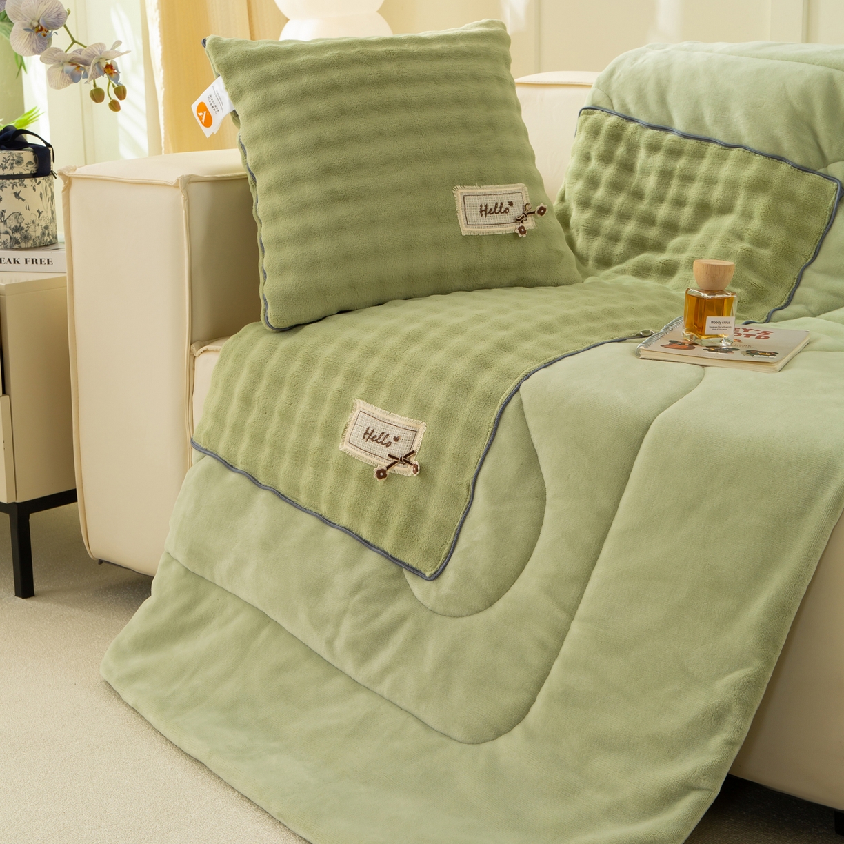 91家纺网 家纺一手货源 找家纺 多今家纺 2025新款牛奶绒贴布抱枕被子-遇见系列 遇见-青麦绿