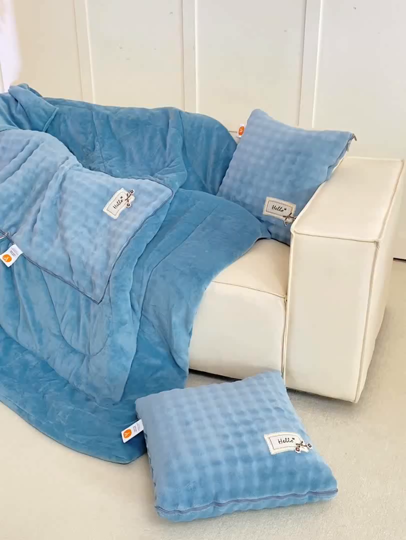 91家纺网 家纺一手货源 找家纺 多今家纺 2025新款牛奶绒贴布抱枕被子-遇见系列 遇见-天空蓝