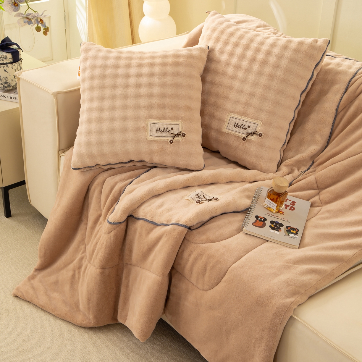 91家纺网 家纺一手货源 找家纺 多今家纺 2025新款牛奶绒贴布抱枕被子-遇见系列 遇见-象牙黄