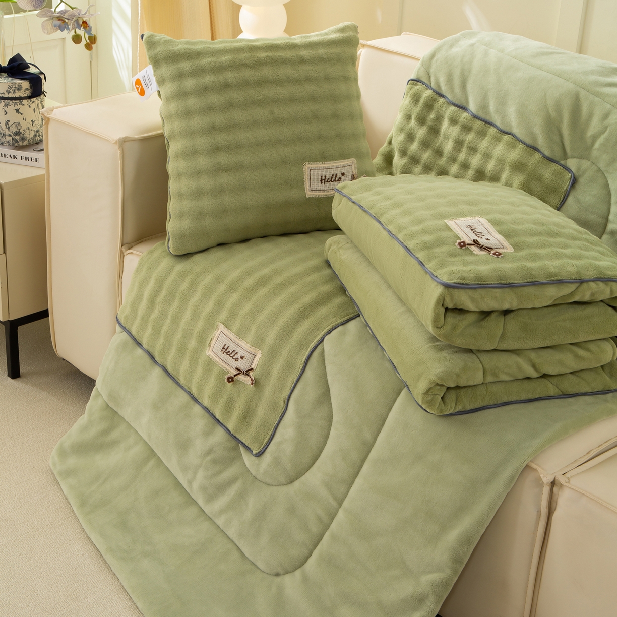 91家纺网 家纺一手货源 找家纺 多今家纺 2025新款牛奶绒贴布抱枕被子-遇见系列 遇见-青麦绿