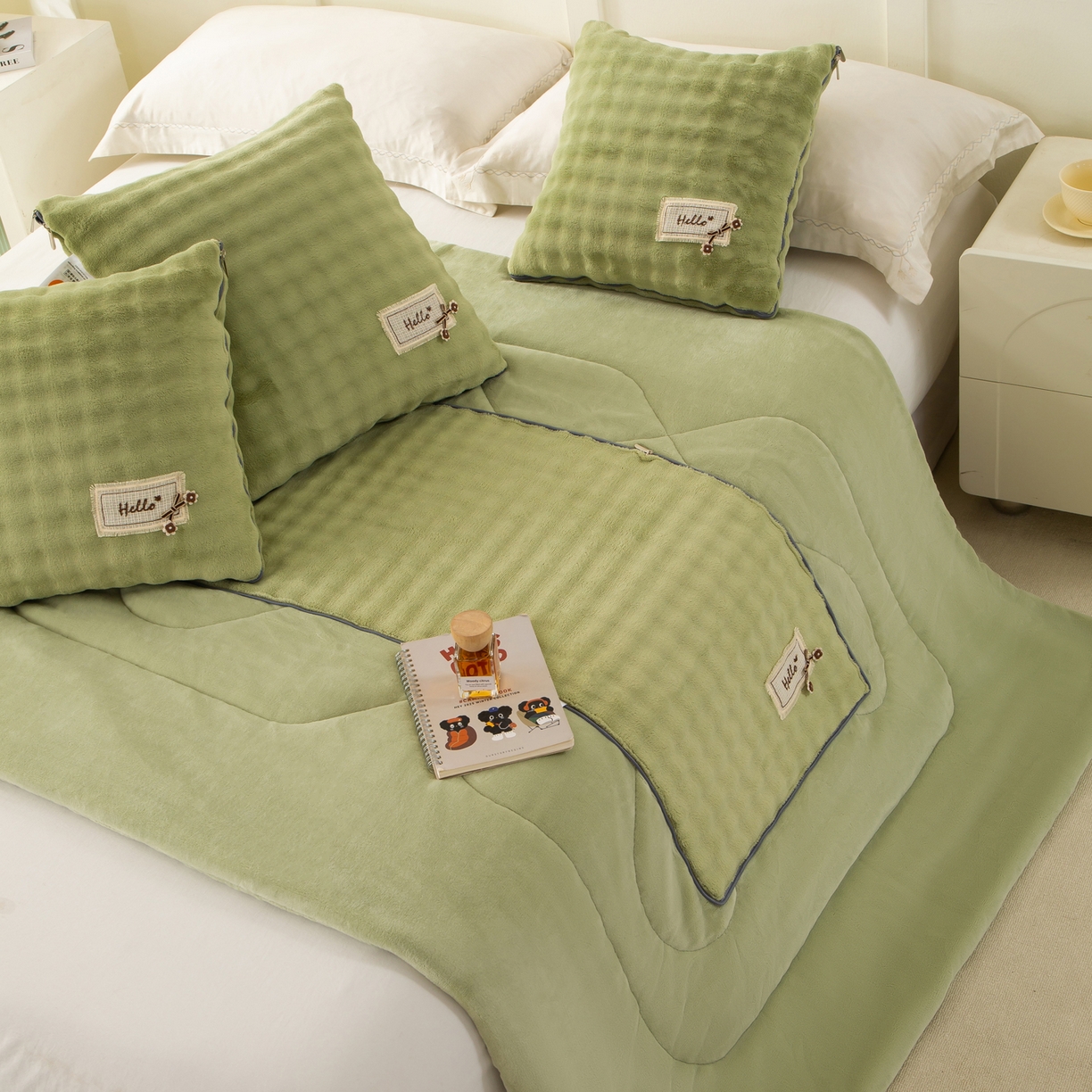 91家纺网 家纺一手货源 找家纺 多今家纺 2025新款牛奶绒贴布抱枕被子-遇见系列 遇见-青麦绿