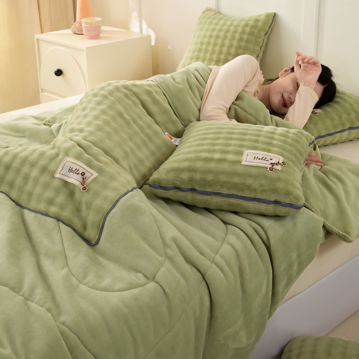 91家纺网 家纺一手货源 找家纺 多今家纺 2025新款牛奶绒贴布抱枕被子-遇见系列 遇见-青麦绿