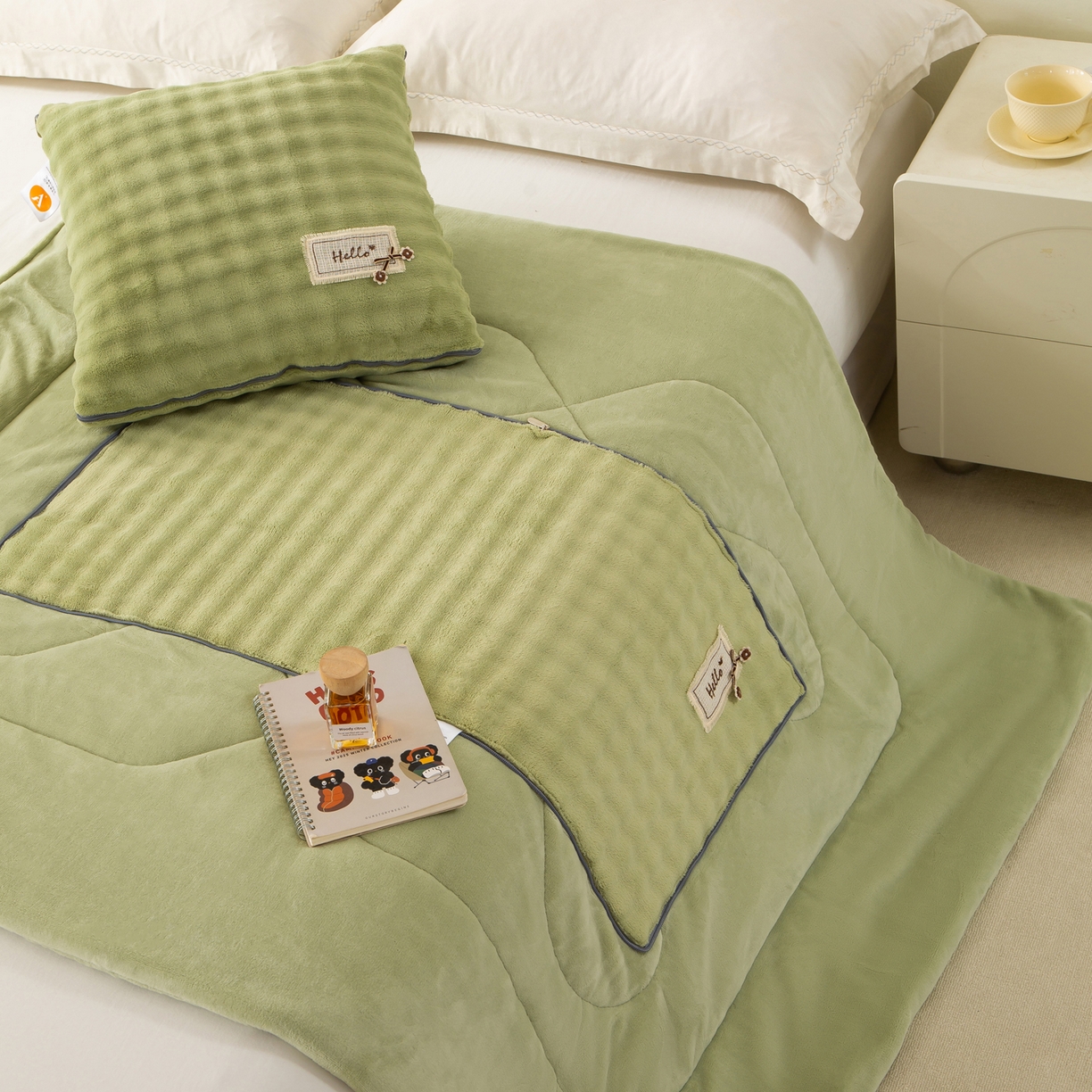 91家纺网 家纺一手货源 找家纺 多今家纺 2025新款牛奶绒贴布抱枕被子-遇见系列 遇见-青麦绿