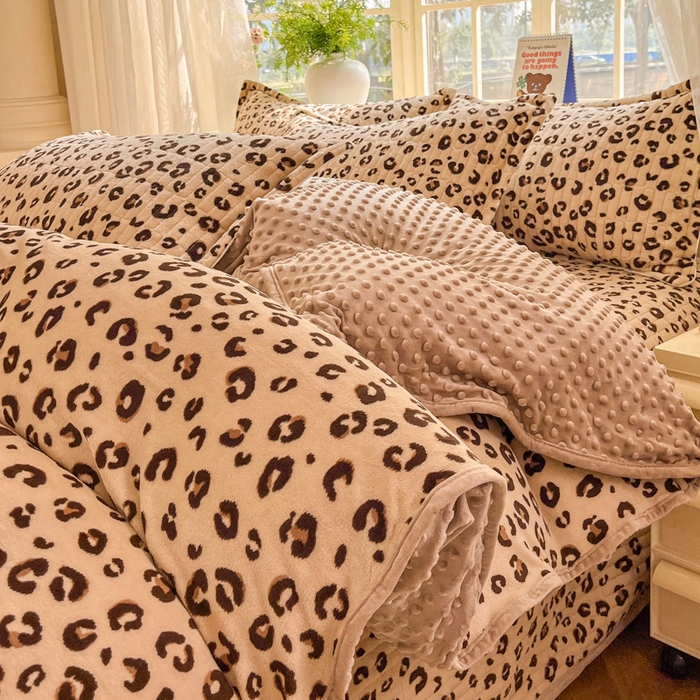 91家纺网 家纺一手货源 找家纺 尚美家纺 2025冬季新品豆豆绒高克重床盖被套四件套 豹纹咖色