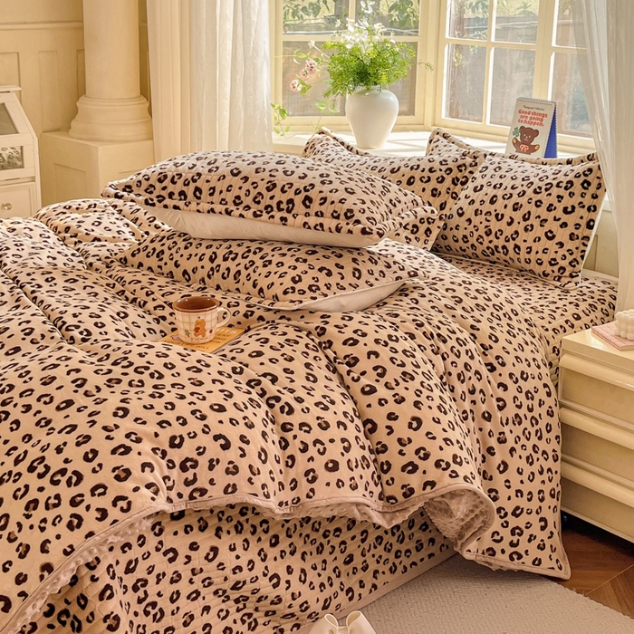 91家纺网 家纺一手货源 找家纺 尚美家纺 2025冬季新品豆豆绒高克重床盖被套四件套 豹纹咖色