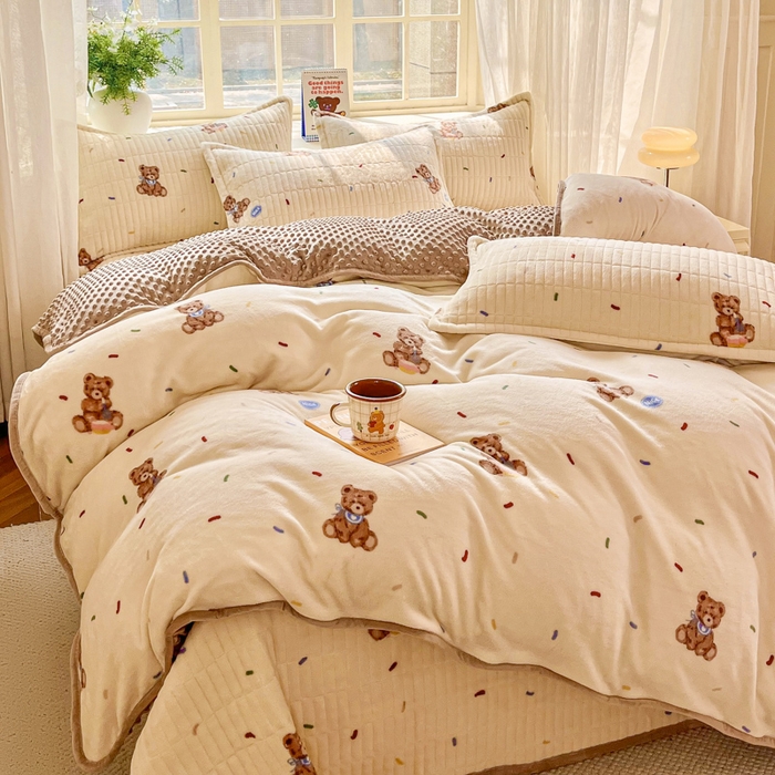 91家纺网 家纺一手货源 找家纺 尚美家纺 2025冬季新品豆豆绒高克重床盖被套四件套 可爱熊