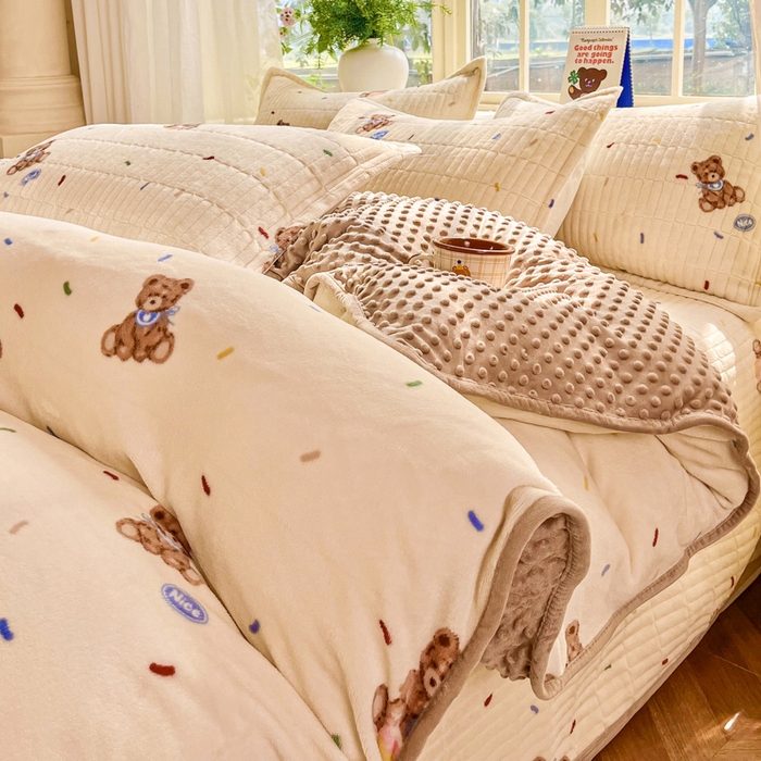 91家纺网 家纺一手货源 找家纺 尚美家纺 2025冬季新品豆豆绒高克重床盖被套四件套 可爱熊