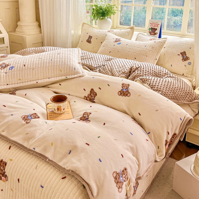 91家纺网 家纺一手货源 找家纺 尚美家纺 2025冬季新品豆豆绒高克重床盖被套四件套 可爱熊