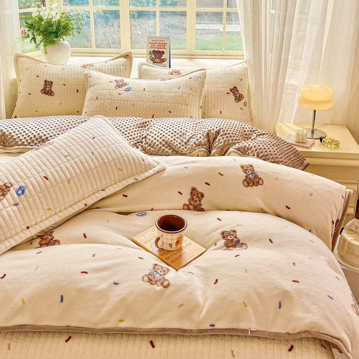 91家纺网 家纺一手货源 找家纺 尚美家纺 2025冬季新品豆豆绒高克重床盖被套四件套 可爱熊