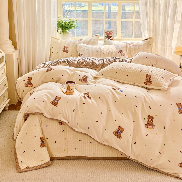 91家纺网 家纺一手货源 找家纺 尚美家纺 2025冬季新品豆豆绒高克重床盖被套四件套 可爱熊