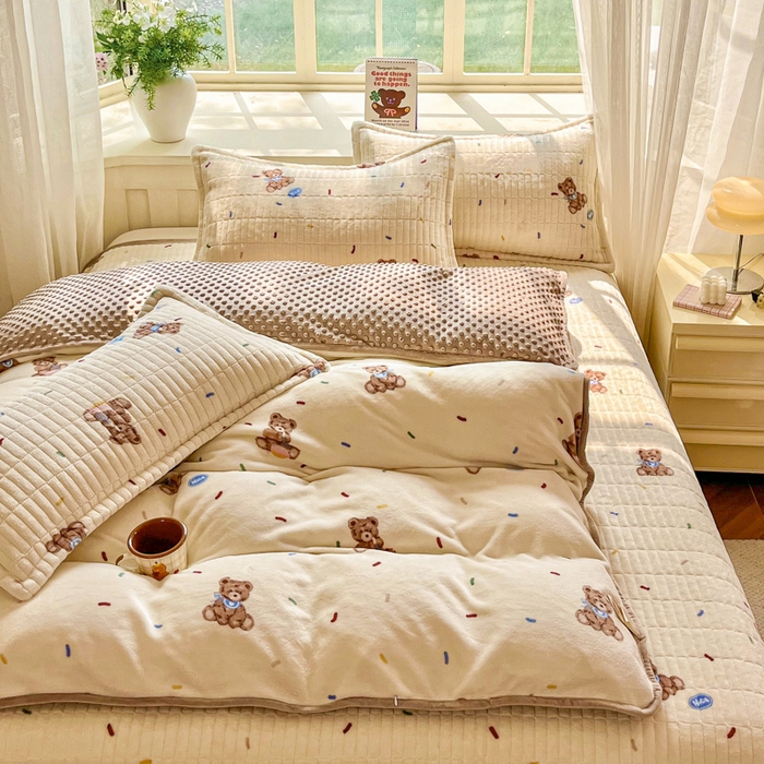 91家纺网 家纺一手货源 找家纺 尚美家纺 2025冬季新品豆豆绒高克重床盖被套四件套 可爱熊