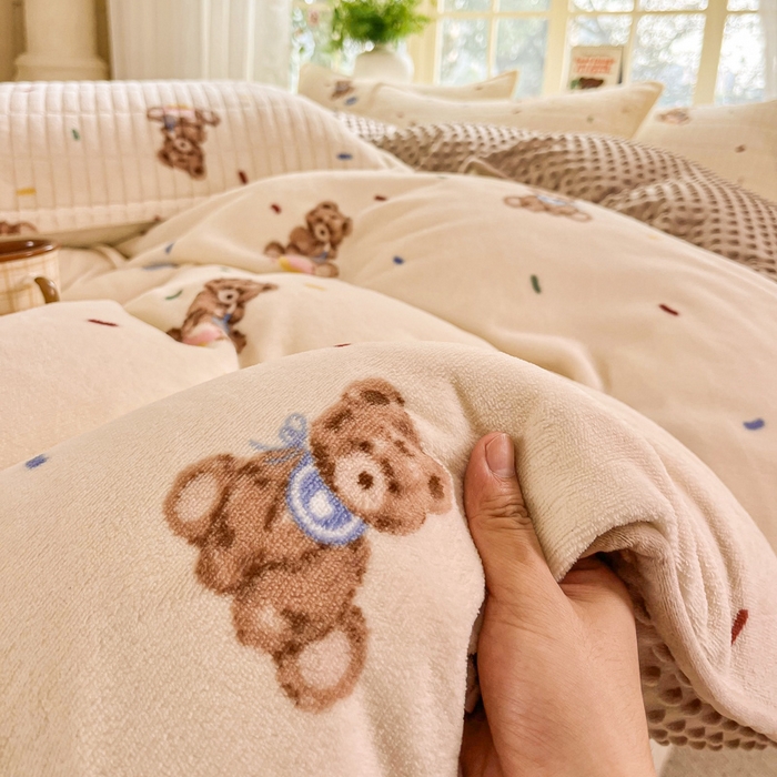 91家纺网 家纺一手货源 找家纺 尚美家纺 2025冬季新品豆豆绒高克重床盖被套四件套 可爱熊