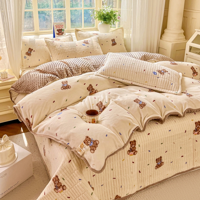 91家纺网 家纺一手货源 找家纺 尚美家纺 2025冬季新品豆豆绒高克重床盖被套四件套 可爱熊