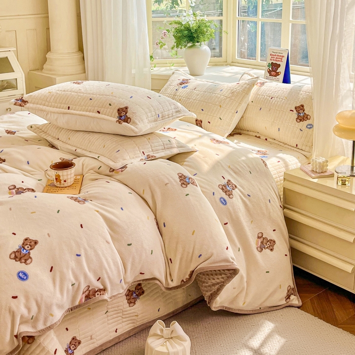 91家纺网 家纺一手货源 找家纺 尚美家纺 2025冬季新品豆豆绒高克重床盖被套四件套 可爱熊