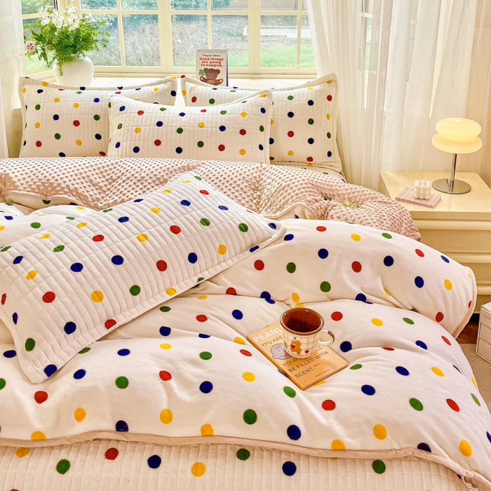 91家纺网 家纺一手货源 找家纺 尚美家纺 2025冬季新品豆豆绒高克重床盖被套四件套 米彩色小波点