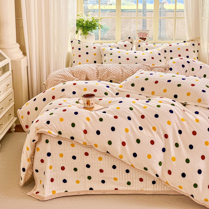 91家纺网 家纺一手货源 找家纺 尚美家纺 2025冬季新品豆豆绒高克重床盖被套四件套 米彩色小波点