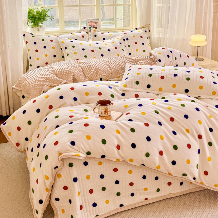 91家纺网 家纺一手货源 找家纺 尚美家纺 2025冬季新品豆豆绒高克重床盖被套四件套 米彩色小波点