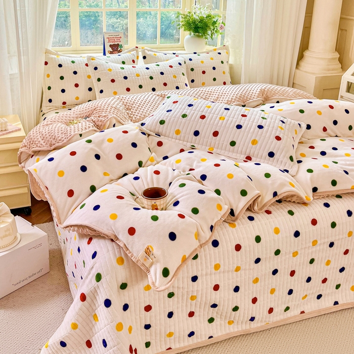 91家纺网 家纺一手货源 找家纺 尚美家纺 2025冬季新品豆豆绒高克重床盖被套四件套 米彩色小波点