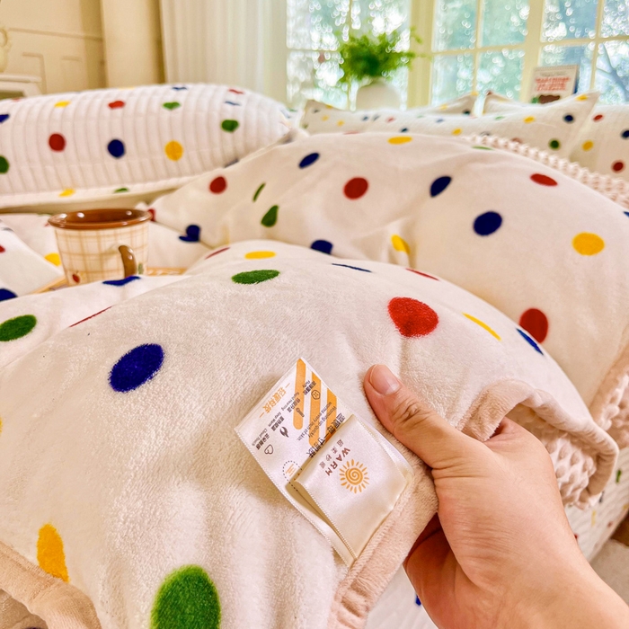 91家纺网 家纺一手货源 找家纺 尚美家纺 2025冬季新品豆豆绒高克重床盖被套四件套 米彩色小波点