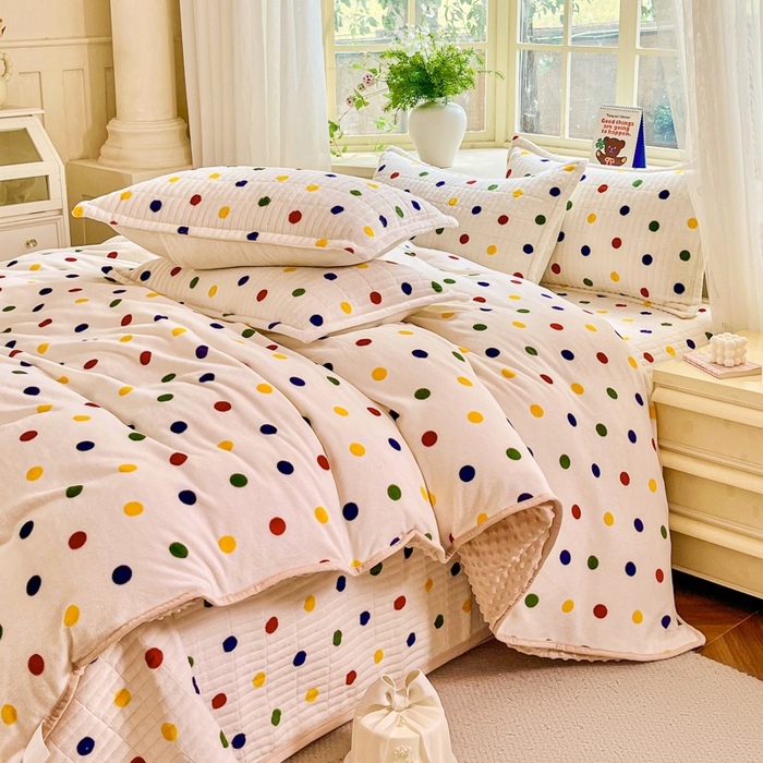 91家纺网 家纺一手货源 找家纺 尚美家纺 2025冬季新品豆豆绒高克重床盖被套四件套 米彩色小波点