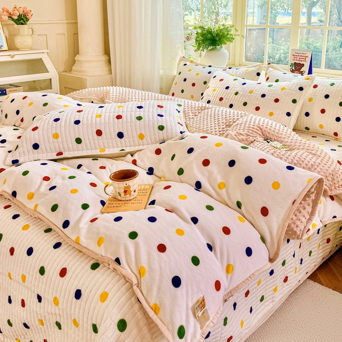 91家纺网 家纺一手货源 找家纺 尚美家纺 2025冬季新品豆豆绒高克重床盖被套四件套 米彩色小波点