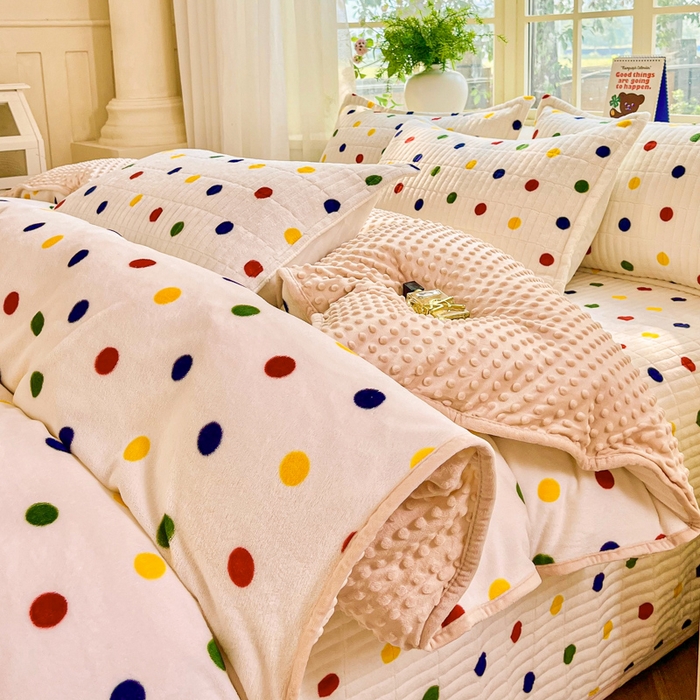 91家纺网 家纺一手货源 找家纺 尚美家纺 2025冬季新品豆豆绒高克重床盖被套四件套 米彩色小波点