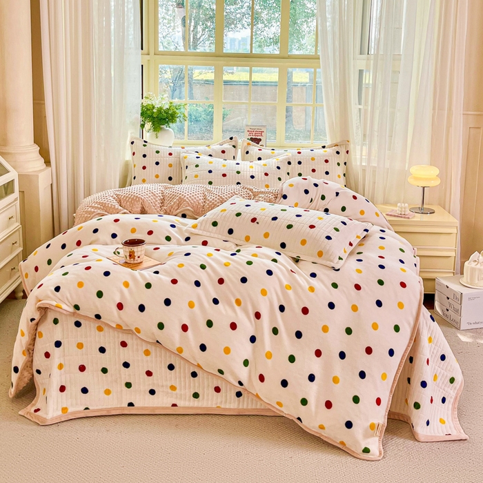 尚美家纺 2025冬季新品豆豆绒高克重床盖被套四件套 米彩色小波点