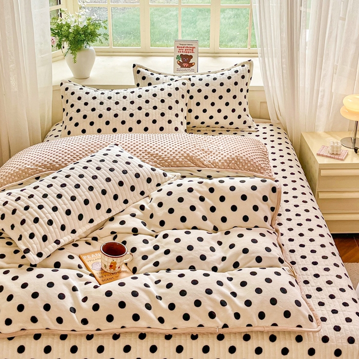 91家纺网 家纺一手货源 找家纺 尚美家纺 2025冬季新品豆豆绒高克重床盖被套四件套 小波点米色