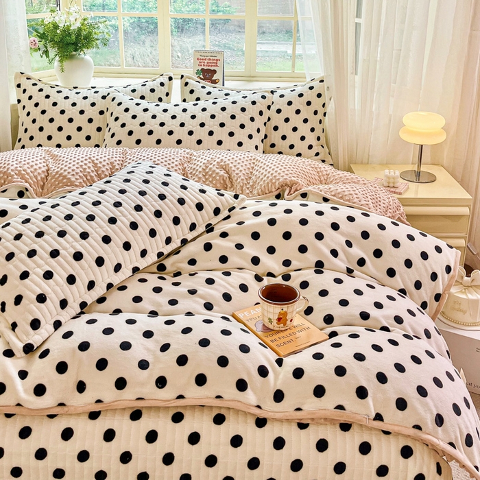 91家纺网 家纺一手货源 找家纺 尚美家纺 2025冬季新品豆豆绒高克重床盖被套四件套 小波点米色