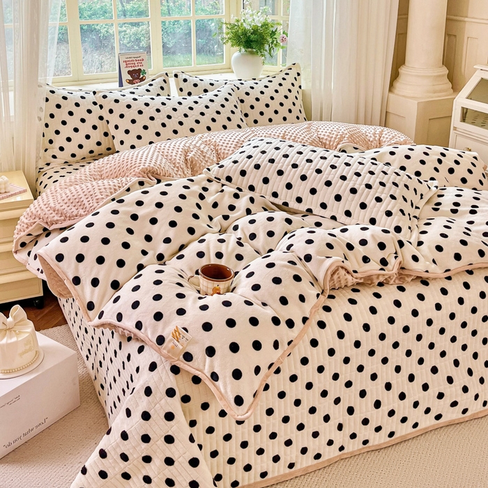 91家纺网 家纺一手货源 找家纺 尚美家纺 2025冬季新品豆豆绒高克重床盖被套四件套 小波点米色