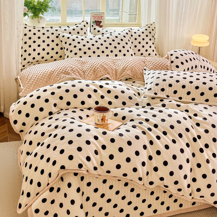 91家纺网 家纺一手货源 找家纺 尚美家纺 2025冬季新品豆豆绒高克重床盖被套四件套 小波点米色