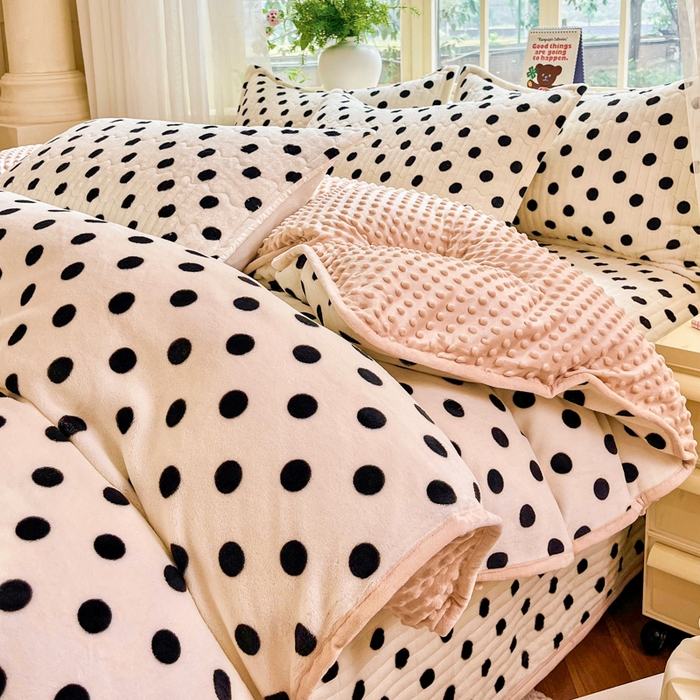 91家纺网 家纺一手货源 找家纺 尚美家纺 2025冬季新品豆豆绒高克重床盖被套四件套 小波点米色