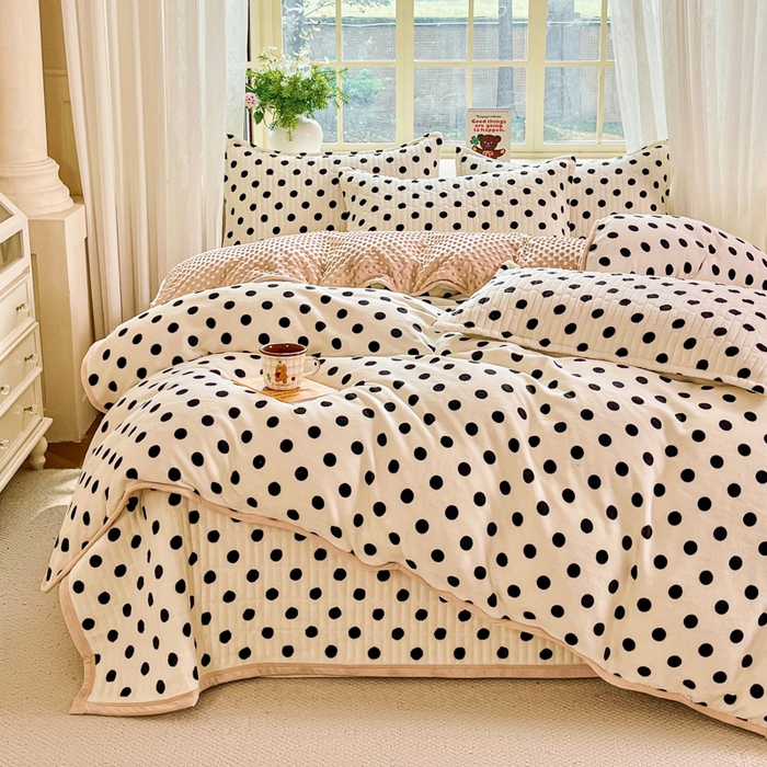 91家纺网 家纺一手货源 找家纺 尚美家纺 2025冬季新品豆豆绒高克重床盖被套四件套 小波点米色