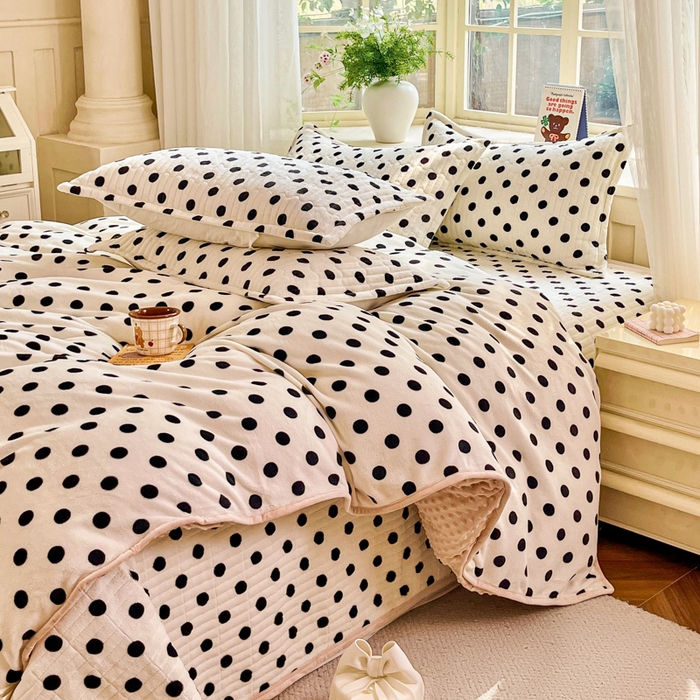 91家纺网 家纺一手货源 找家纺 尚美家纺 2025冬季新品豆豆绒高克重床盖被套四件套 小波点米色