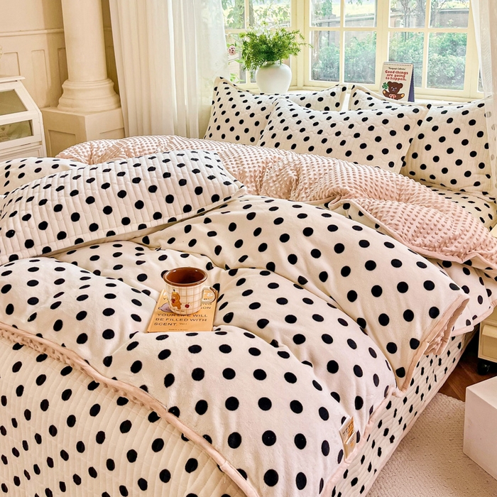 91家纺网 家纺一手货源 找家纺 尚美家纺 2025冬季新品豆豆绒高克重床盖被套四件套 小波点米色