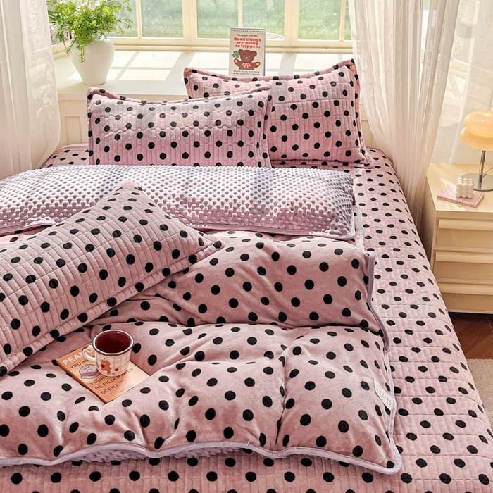 91家纺网 家纺一手货源 找家纺 尚美家纺 2025冬季新品豆豆绒高克重床盖被套四件套 小波点肉色