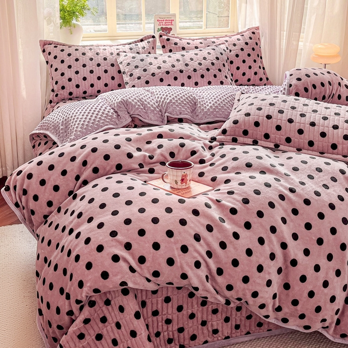 91家纺网 家纺一手货源 找家纺 尚美家纺 2025冬季新品豆豆绒高克重床盖被套四件套 小波点肉色
