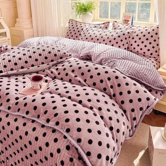 91家纺网 家纺一手货源 找家纺 尚美家纺 2025冬季新品豆豆绒高克重床盖被套四件套 小波点肉色