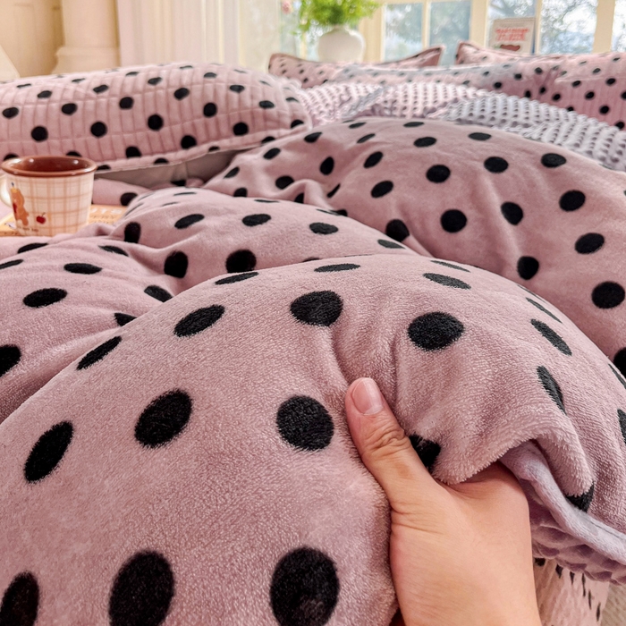 91家纺网 家纺一手货源 找家纺 尚美家纺 2025冬季新品豆豆绒高克重床盖被套四件套 小波点肉色