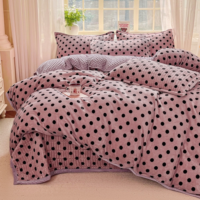 91家纺网 家纺一手货源 找家纺 尚美家纺 2025冬季新品豆豆绒高克重床盖被套四件套 小波点肉色