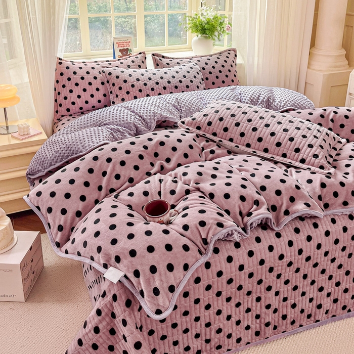 91家纺网 家纺一手货源 找家纺 尚美家纺 2025冬季新品豆豆绒高克重床盖被套四件套 小波点肉色