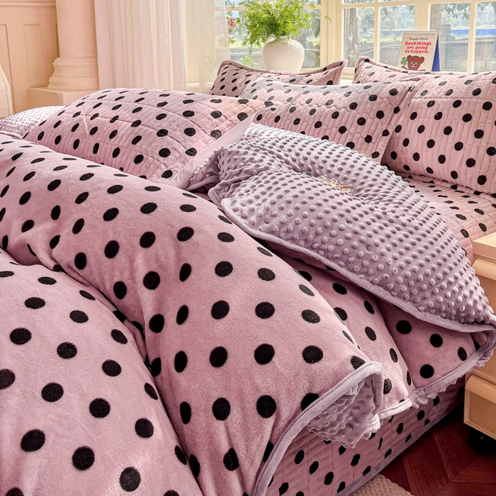 91家纺网 家纺一手货源 找家纺 尚美家纺 2025冬季新品豆豆绒高克重床盖被套四件套 小波点肉色