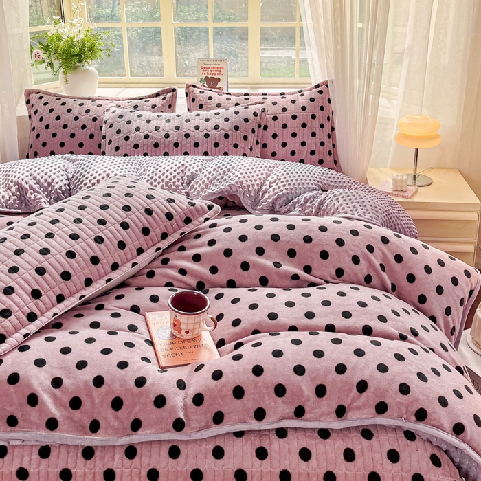 91家纺网 家纺一手货源 找家纺 尚美家纺 2025冬季新品豆豆绒高克重床盖被套四件套 小波点肉色