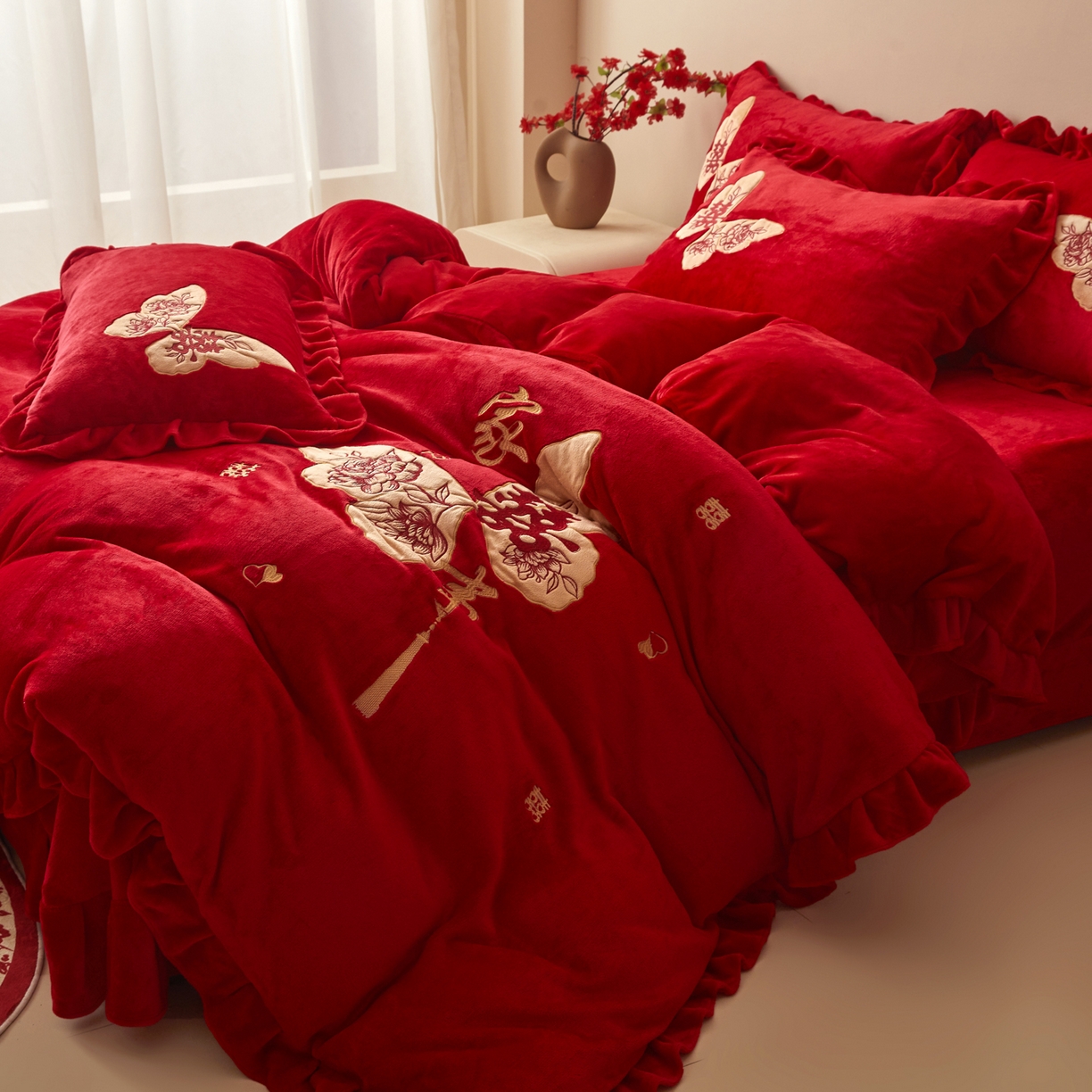 91家纺网 家纺一手货源 找家纺 （总）千希家纺 2025新款220克牛奶绒贴布绣婚庆套件（提供买家秀）