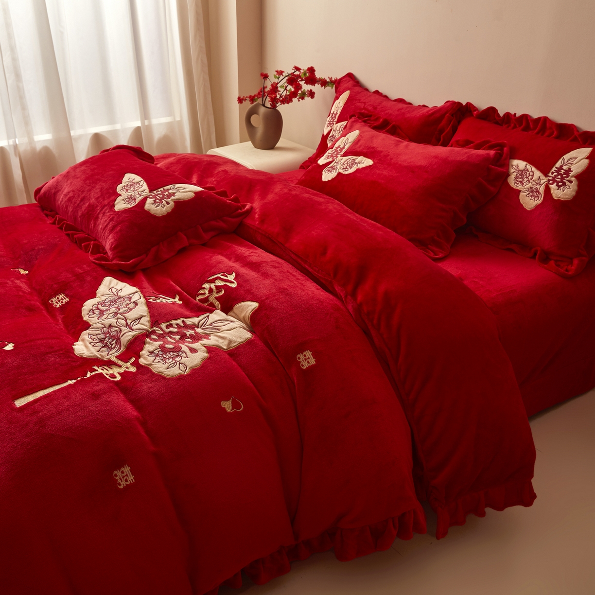 91家纺网 家纺一手货源 找家纺 （总）千希家纺 2025新款220克牛奶绒贴布绣婚庆套件（提供买家秀）