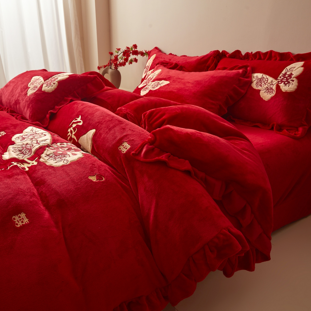 91家纺网 家纺一手货源 找家纺 （总）千希家纺 2025新款220克牛奶绒贴布绣婚庆套件（提供买家秀）