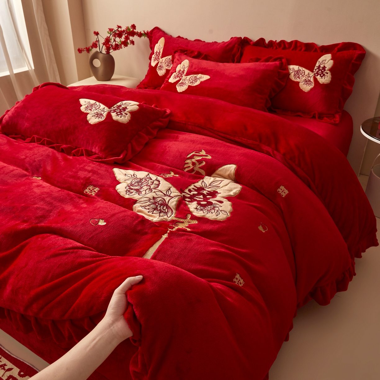 91家纺网 家纺一手货源 找家纺 千希家纺 2025新款220克牛奶绒贴布绣婚庆套件（提供买家秀） 家有喜事